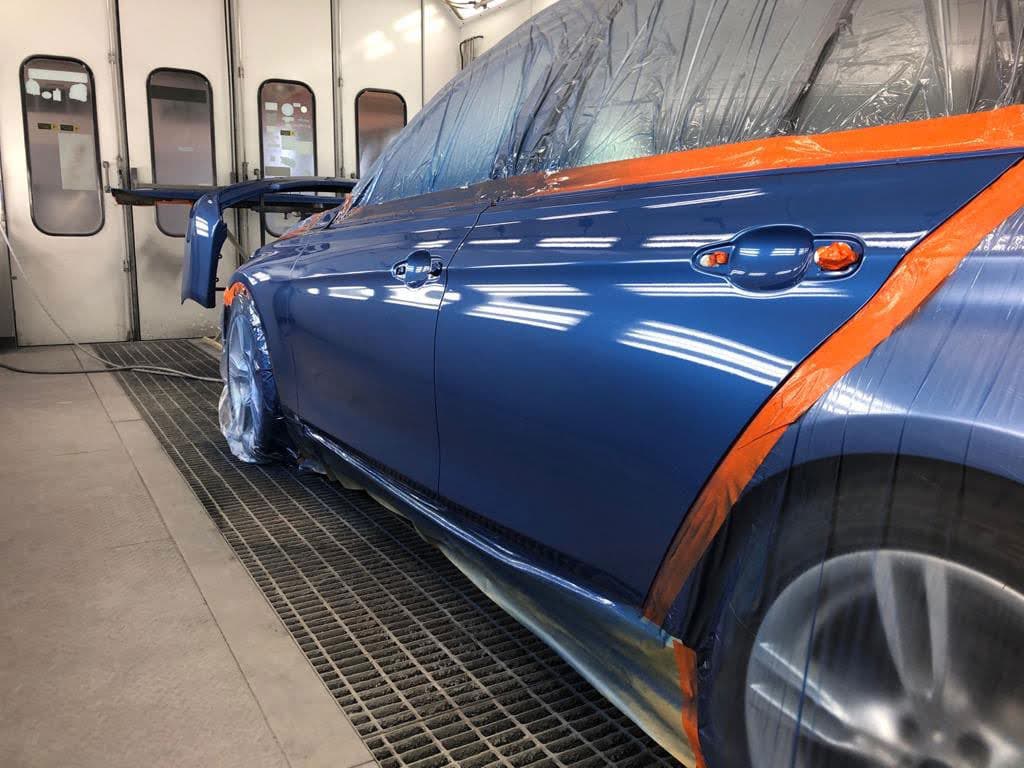 Auto afgeplakt in de spuitcabine